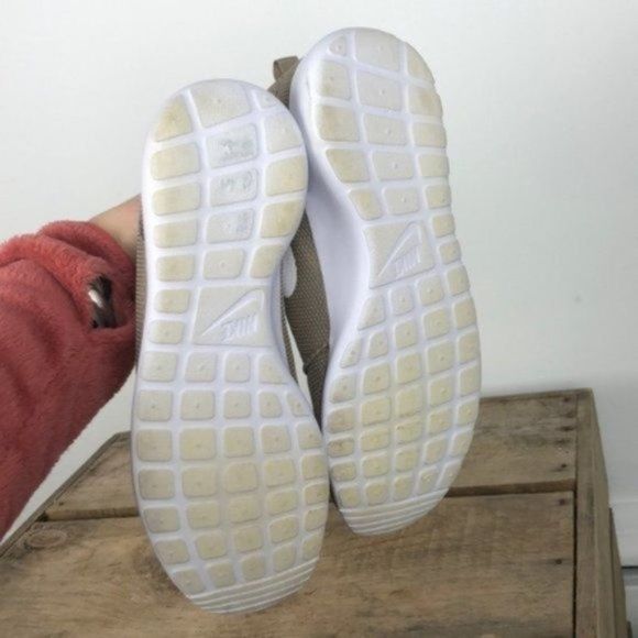 NIKE Roshe gold running sneaker women’s size 9.5 - Picture 8 of 10